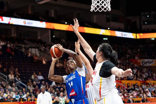 Dominique Malonga of France, No. 14, shooting; Ziyu Zhang of China, No. 19, defending; GER, China vs. France, Basketball, FIBA Women’s World Cup 2026, Quarterfinals, September 10, 2026, GER, China vs. France, Basketball, 2026 FIBA Women’s World Cup, Quarterfinals, September 10, 2026, Berlin Copyright: xEibner-Pressefoto MaxxVincenx EP_MVN