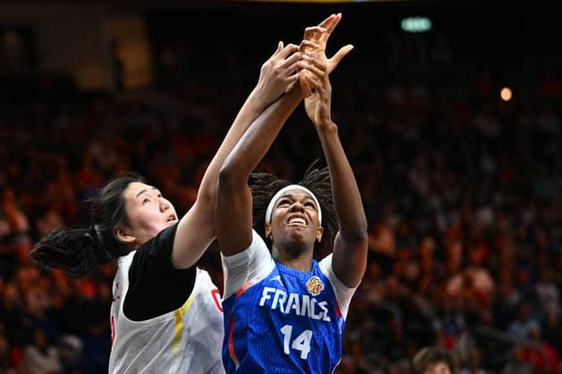 China v France - FIBA Women s Basketball World Cup 2026 Quarter-Final BERLIN, GERMANY - SEPTEMBER 10 : Zhang Ziyu center of China, Malonga Dominique center of France during the FIBA Women s Basketball World Cup quarter final match between China and France in Berlin on September 10, 2026 in Berlin, Germany, 10 09 2026 Berlin Germany  Copyright: xVincentxKalutx