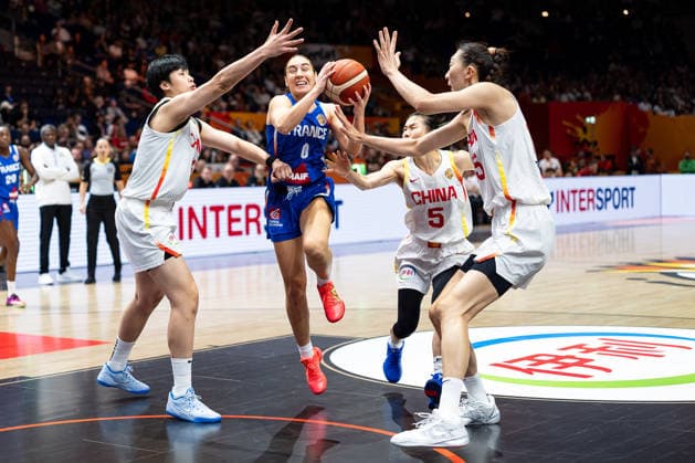 Carla Leite (France), 00, dribbling past Mingling Chen (China), 18, Siyu Wang (China), 05, and Xu Han (China), 15, GER, China vs. France, Basketball, FIBA Women s World Cup 2026, Quarterfinals, September 10, 2026 GER, China vs. France, Basketball, 2026 FIBA Women s World Cup, Quarterfinals, September 10, 2026 Berlin Copyright: xEibner-Pressefoto MaxxVincenx EP_MVN