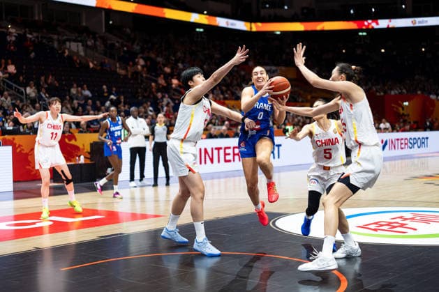 Carla Leite (France), 00, dribbling past Mingling Chen (China), 18, Siyu Wang (China), 05, and Xu Han (China), 15, GER, China vs. France, Basketball, FIBA Women s World Cup 2026, Quarterfinals, September 10, 2026 GER, China vs. France, Basketball, 2026 FIBA Women s World Cup, Quarterfinals, September 10, 2026 Berlin Copyright: xEibner-Pressefoto MaxxVincenx EP_MVN