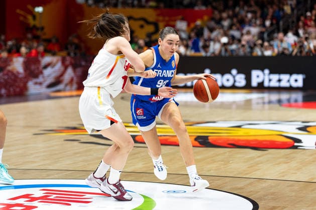 Pauline Astier (France), 98, dribbling past Manman Zhang (China), 01, GER, China vs. France, Basketball, FIBA Women s World Cup 2026, Quarterfinals, September 10, 2026, GER, China vs. France, Basketball, 2026 FIBA Women’s World Cup, Quarterfinals, September 10, 2026, Berlin Copyright: xEibner-Pressefoto MaxxVincenx EP_MVN
