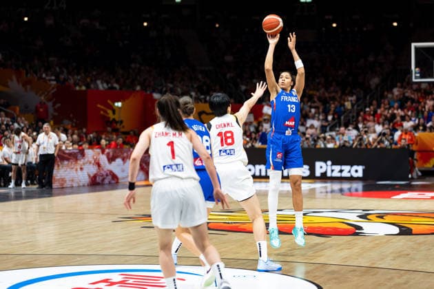 Janelle Salaun of France, No. 13, shooting; Mingling Chen of China, No. 18; GER, China vs. France, Basketball, 2026 FIBA Women’s World Cup, Quarterfinals, September 10, 2026 GER, China vs. France, Basketball, 2026 FIBA Women’s World Cup, Quarterfinals, September 10, 2026 Berlin Copyright: xEibner-Pressefoto MaxxVincenx EP_MVN