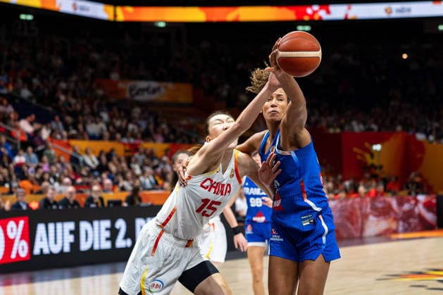 Xu Han (China), 15, and Marieme Badiane (France), 22, go head-to-head, battling for the ball, GER, China vs. France, Basketball, 2026 FIBA Women s World Cup, Quarterfinals, September 10, 2026, GER, China vs. France, Basketball, 2026 FIBA Women’s World Cup, Quarterfinals, September 10, 2026, Berlin Copyright: xEibner-Pressefoto MaxxVincenx EP_MVN
