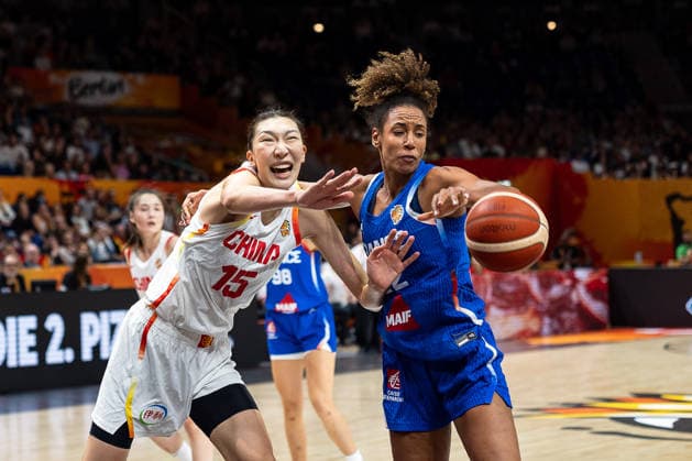 Xu Han (China), 15, and Marieme Badiane (France), 22, go head-to-head, battling for the ball, GER, China vs. France, Basketball, 2026 FIBA Women s World Cup, Quarterfinals, September 10, 2026, GER, China vs. France, Basketball, 2026 FIBA Women’s World Cup, Quarterfinals, September 10, 2026, Berlin Copyright: xEibner-Pressefoto MaxxVincenx EP_MVN