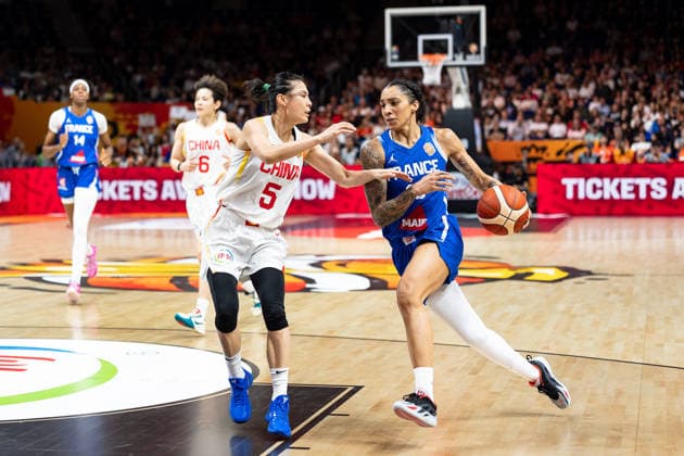 Gabby Williams (France), 15, dribbling against Siyu Wang (China), 05, GER, China vs. France, Basketball, FIBA Women s World Cup 2026, Quarterfinals, September 10, 2026, GER, China vs. France, Basketball, FIBA Women’s World Cup 2026, Quarterfinals, September 10, 2026, Berlin Copyright: xEibner-Pressefoto MaxxVincenx EP_MVN