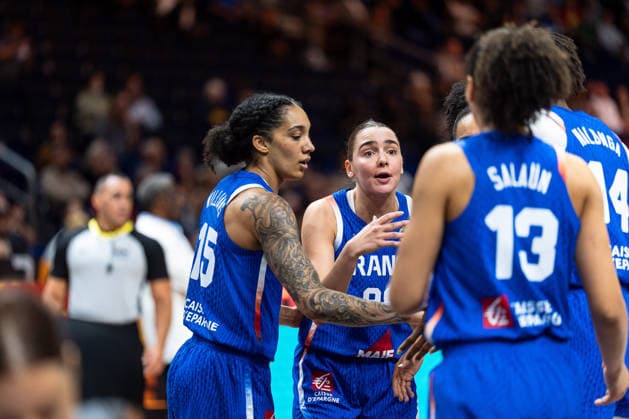 French team during a huddle, Gabby Williams (France), 15, 98, Janelle Salaun (France), 13, Dominique Malonga (France), 14, GER, China vs. France, Basketball, 2026 FIBA Women s World Cup, Quarterfinals, September 10, 2026, GER, China vs. France, Basketball, 2026 FIBA Women’s World Cup, Quarterfinals, September 10, 2026, Berlin Copyright: xEibner-Pressefoto MaxxVincenx EP_MVN