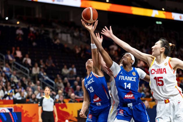 Janelle Salaun (France), 13, Xinyu Luo (China), 11, Dominique Malonga (France), 14, and Xu Han (China), 15, in a one-on-one battle for the ball, GER, China vs. France, Basketball, 2026 FIBA Women’s World Cup, Quarterfinals, September 10, 2026, GER, China vs. France, basketball, 2026 FIBA Women’s World Cup, Quarterfinals, September 10, 2026, Berlin Copyright: xEibner-Pressefoto MaxxVincenx EP_MVN
