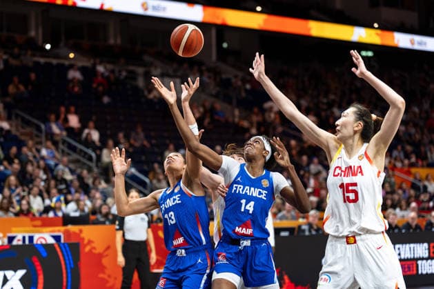 Janelle Salaun (France), 13, Xinyu Luo (China), 11, Dominique Malonga (France), 14, and Xu Han (China), 15, in a one-on-one battle for the ball, GER, China vs. France, Basketball, 2026 FIBA Women’s World Cup, Quarterfinals, September 10, 2026, GER, China vs. France, basketball, 2026 FIBA Women’s World Cup, Quarterfinals, September 10, 2026, Berlin Copyright: xEibner-Pressefoto MaxxVincenx EP_MVN