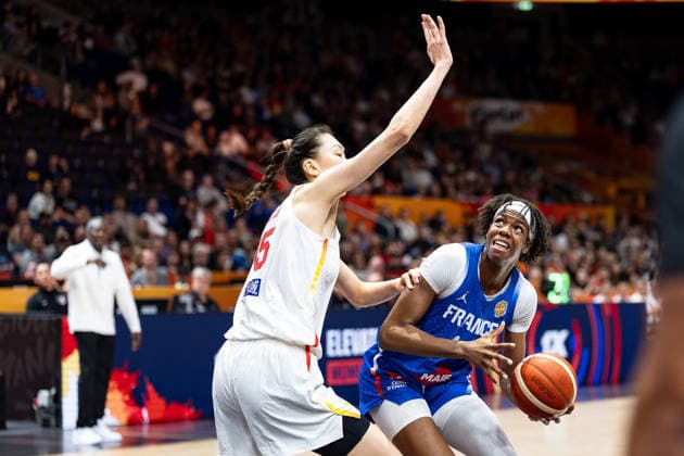 Dominique Malonga (France), No. 14 with the ball; Xu Han (China), No. 15; GER, China vs. France, Basketball, FIBA Women’s World Cup 2026, Quarterfinals, September 10, 2026, GER, China vs. France, Basketball, 2026 FIBA Women’s World Cup, Quarterfinals, September 10, 2026, Berlin Copyright: xEibner-Pressefoto MaxxVincenx EP_MVN