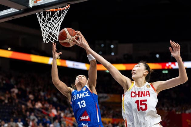Janelle Salaun of France, No. 13, making a layup; Xu Han of China, No. 15; GER, China vs. France, Basketball, FIBA Women’s World Cup 2026, Quarterfinals, September 10, 2026, GER, China vs. France, Basketball, 2026 FIBA Women’s World Cup, Quarterfinals, September 10, 2026, Berlin Copyright: xEibner-Pressefoto MaxxVincenx EP_MVN