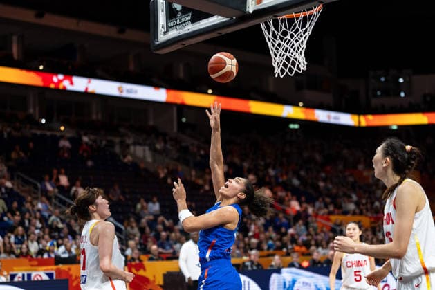 Janelle Salaun of France, No. 13, making a layup; Xu Han of China, No. 15; GER, China vs. France, Basketball, FIBA Women’s World Cup 2026, Quarterfinals, September 10, 2026, GER, China vs. France, Basketball, 2026 FIBA Women’s World Cup, Quarterfinals, September 10, 2026, Berlin Copyright: xEibner-Pressefoto MaxxVincenx EP_MVN