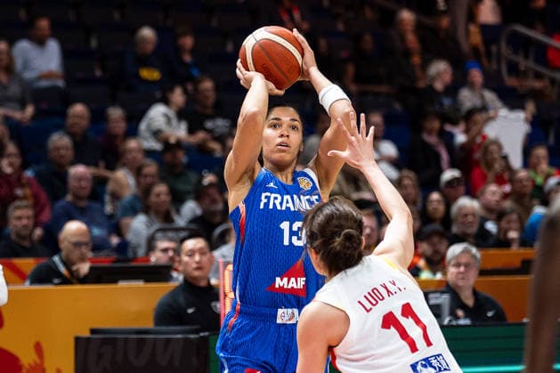 Janelle Salaun of France, No. 13, shooting; Xinyu Luo of China, No. 11; GER, China vs. France, Basketball, 2026 FIBA Women s World Cup, Quarterfinals, September 10, 2026 GER, China vs. France, Basketball, 2026 FIBA Women’s World Cup, Quarterfinals, September 10, 2026 Berlin Copyright: xEibner-Pressefoto MaxxVincenx EP_MVN