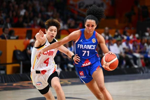 China v France - FIBA Women s Basketball World Cup 2026 Quarter-Final BERLIN, GERMANY - SEPTEMBER 10 : Li Yuan guard of China, Lacan Leila guard of France during the FIBA Women s Basketball World Cup quarter final match between China and France in Berlin on September 10, 2026 in Berlin, Germany, 10 09 2026 Berlin Germany  Copyright: xVincentxKalutx