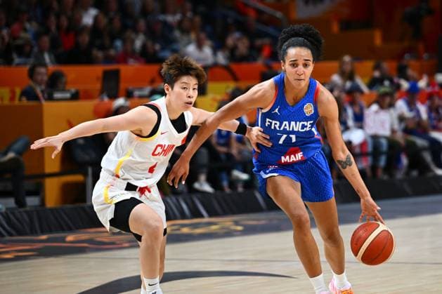 China v France - FIBA Women s Basketball World Cup 2026 Quarter-Final BERLIN, GERMANY - SEPTEMBER 10 : Li Yuan guard of China, Lacan Leila guard of France during the FIBA Women s Basketball World Cup quarter final match between China and France in Berlin on September 10, 2026 in Berlin, Germany, 10 09 2026 Berlin Germany  Copyright: xVincentxKalutx