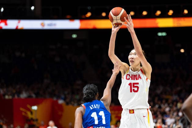 Xu Han (China), 15 on the shot; Valeriane Ayayi (France), 11; GER, China vs. France, Basketball, FIBA Women’s World Cup 2026, Quarterfinals, September 10, 2026 GER, China vs. France, Basketball, 2026 FIBA Women’s World Cup, Quarterfinals, September 10, 2026 Berlin Copyright: xEibner-Pressefoto MaxxVincenx EP_MVN