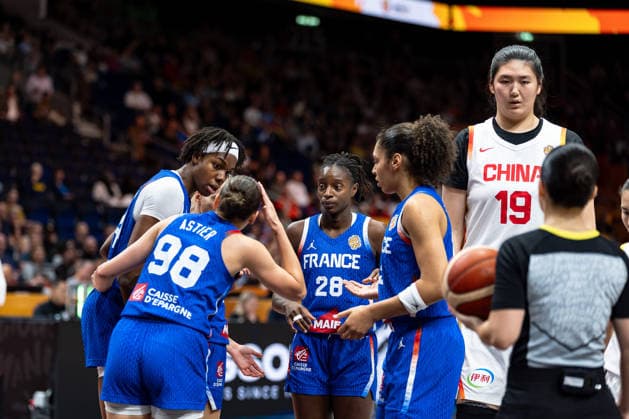 French team during a huddle: Dominique Malonga (France), 14; Pauline Astier (France), 98; Migna Toure (France), 28; Janelle Salaun, France, 13, Ziyu Zhang, China, 19, GER, China vs. France, Basketball, 2026 FIBA Women’s World Cup, Quarterfinals, September 10, 2026 GER, China vs. France, Basketball, 2026 FIBA Women’s World Cup, Quarterfinals, September 10, 2026 Berlin Copyright: xEibner-Pressefoto MaxxVincenx EP_MVN