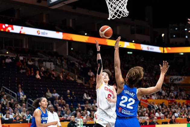 Shuyu Yang (China), No. 6, on a layup; Marieme Badiane (France), No. 22; GER, China vs. France, Basketball, 2026 FIBA Women s World Cup, Quarterfinals, September 10, 2026, GER, China vs. France, Basketball, 2026 FIBA Women’s World Cup, Quarterfinals, September 10, 2026, Berlin Copyright: xEibner-Pressefoto MaxxVincenx EP_MVN