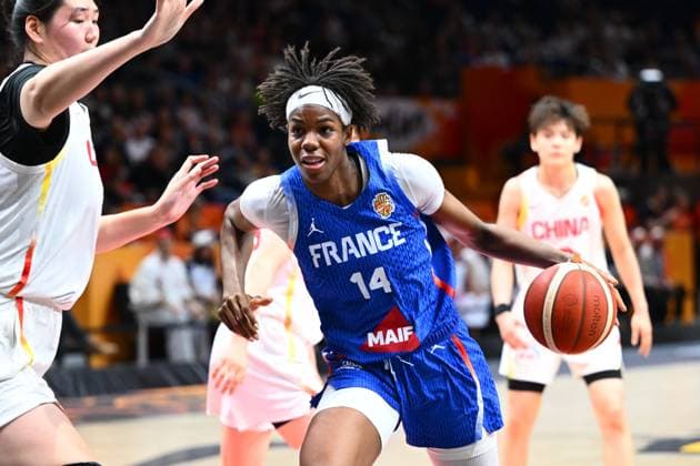 China v France - FIBA Women s Basketball World Cup 2026 Quarter-Final BERLIN, GERMANY - SEPTEMBER 10 : Zhang Ziyu center of China, Malonga Dominique center of France during the FIBA Women s Basketball World Cup quarter final match between China and France in Berlin on September 10, 2026 in Berlin, Germany, 10 09 2026 Berlin Germany  Copyright: xVincentxKalutx