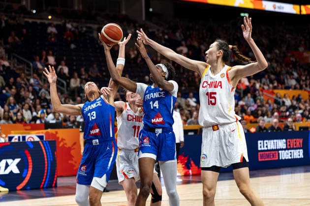 Janelle Salaun (France), 13, Xinyu Luo (China), 11, Dominique Malonga (France), 14, and Xu Han (China), 15, in a one-on-one battle for the ball, GER, China vs. France, basketball, 2026 FIBA Women’s World Cup, Quarterfinals, September 10, 2026, GER, China vs. France, basketball, 2026 FIBA Women’s World Cup, Quarterfinals, September 10, 2026, Berlin Copyright: xEibner-Pressefoto MaxxVincenx EP_MVN
