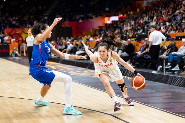 Manman Zhang (China), No. 1, dribbling past Janelle Salaun (France), No. 13, GER, China vs. France, Basketball, 2026 FIBA Women s World Cup, Quarterfinals, September 10, 2026, GER, China vs. France, Basketball, FIBA Women’s World Cup 2026, Quarterfinals, September 10, 2026, Berlin Copyright: xEibner-Pressefoto MaxxVincenx EP_MVN