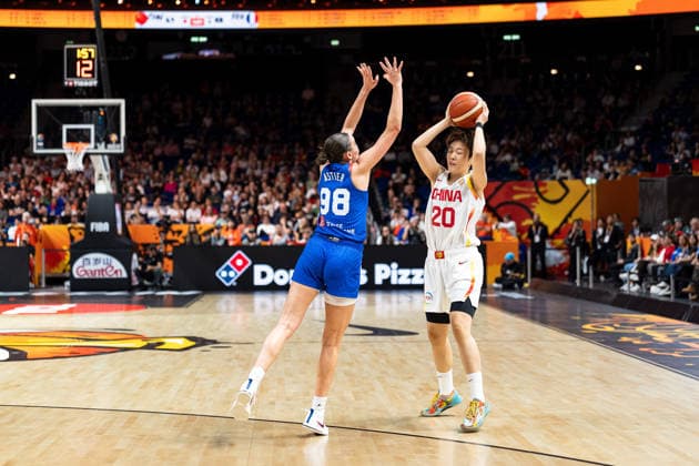 Yu Sun (China), 20, on the ball; Pauline Astier (France), 98; GER; China vs. France; Basketball; FIBA Women s World Cup 2026; Quarterfinals, September 10, 2026 GER, China vs. France, Basketball, FIBA Women’s World Cup 2026, Quarterfinals, September 10, 2026 Berlin Copyright: xEibner-Pressefoto MaxxVincenx EP_MVN