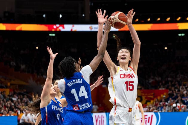 Xu Han (China), No. 15, in a one-on-one battle for the ball with Dominique Malonga (France), No. 14, GER, China vs. France, Basketball, FIBA Women’s World Cup 2026, Quarterfinals, September 10, 2026, GER, China vs. France, Basketball, 2026 FIBA Women’s World Cup, Quarterfinals, September 10, 2026, Berlin Copyright: xEibner-Pressefoto MaxxVincenx EP_MVN