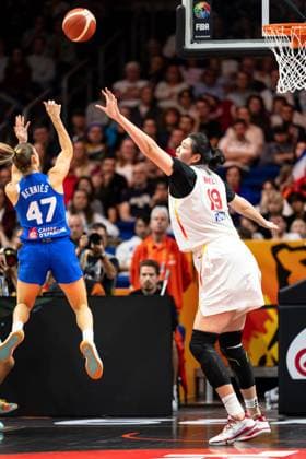 Romane Bernie of France, 47 on the shot; Ziyu Zhang of China, 19 on defense; GER, China vs. France, Basketball, 2026 FIBA Women’s World Cup, Quarterfinals, September 10, 2026, GER, China vs. France, Basketball, 2026 FIBA Women’s World Cup, Quarterfinals, September 10, 2026, Berlin Copyright: xEibner-Pressefoto MaxxVincenx EP_MVN
