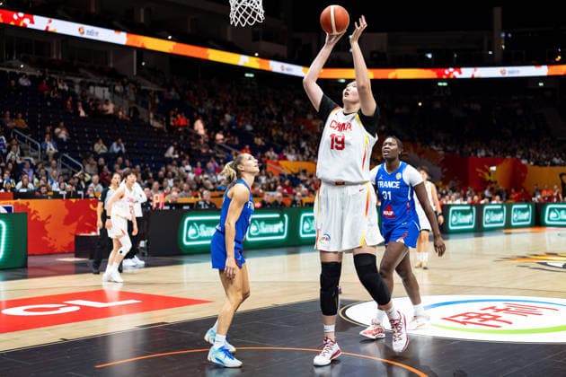 Ziyu Zhang (China), 19, on a layup; Romane Bernies (France), 47; Aminata Gueye (France), 31; GER, China vs. France, Basketball, 2026 FIBA Women’s World Cup, Quarterfinals, September 10, 2026, GER, China vs. France, Basketball, 2026 FIBA Women’s World Cup, Quarterfinals, September 10, 2026, Berlin Copyright: xEibner-Pressefoto MaxxVincenx EP_MVN