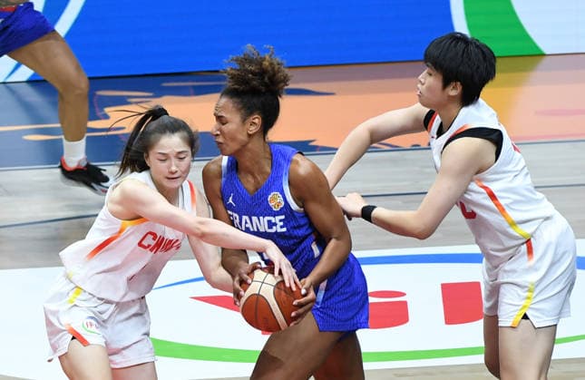 (260910) -- BERLIN, Sept. 10, 2026 -- Zhang Manman (L) of China vies with Leila Lacan (C) of France during the quarterfinal match at the FIBA Women s Basketball World Cup 2026 in Berlin, Germany, Sept. 10, 2026. ) (SP)GERMANY-BERLIN-BASKETBALL-WOMEN S WORLD CUP-CHN VS FRA HexCanling 