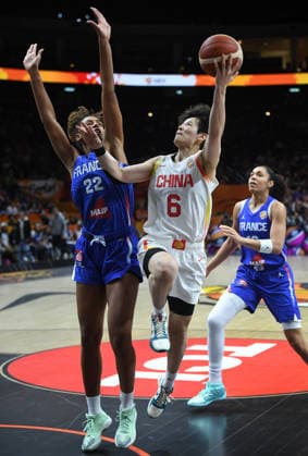 (260910) -- BERLIN, Sept. 10, 2026 -- Yang Shuyu (C) of China goes for a basket against Marieme Badiane (L) of France during the quarterfinal match at the FIBA Women s Basketball World Cup 2026 in Berlin, Germany, Sept. 10, 2026. ) (SP)GERMANY-BERLIN-BASKETBALL-WOMEN S WORLD CUP-CHN VS FRA HexCanling 