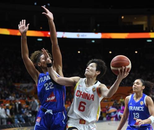 (260910) -- BERLIN, Sept. 10, 2026 -- Yang Shuyu (C) of China goes for a basket against Marieme Badiane (L) of France during the quarterfinal match at the FIBA Women s Basketball World Cup 2026 in Berlin, Germany, Sept. 10, 2026. ) (SP)GERMANY-BERLIN-BASKETBALL-WOMEN S WORLD CUP-CHN VS FRA HexCanling 