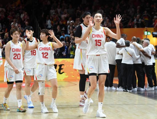 (260910) -- BERLIN, Sept. 10, 2026 -- Han Xu (1st R, front) and Zhang Ziyu (2nd R, front) of China greet the spectators after the quarterfinal match between China and France at the FIBA Women s Basketball World Cup 2026 in Berlin, Germany, Sept. 10, 2026. ) (SP)GERMANY-BERLIN-BASKETBALL-WOMEN S WORLD CUP-CHN VS FRA HexCanling 