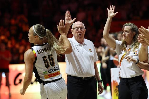 Belgium s Julie Allemand and Belgium s head coach Mike Thibault pictured at the start of a basketball game between Germany and Belgium national team, Nationalteam Belgian Cats, a quarter final game at the FIBA Women s Basketball World Cup, on Thursday 10 September 2026, in Berlin, Germany. The FIBA Women s Basketball World Cup takes place in Berlin from 4 to 13 September 2026. VIRGINIExLEFOUR  x185865240x
