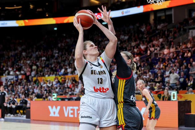 Kyara Linskens of Belgium and Luisa Geiselsoder of Germany battle for the ball during the FIBA Women s Basketball World Cup Germany 2026 quarterfinal match between Belgium and Germany at the Berlin Arena on September 10, 2026, in Berlin, Germany. Photo by Marco Steinbrenner, DeFodi Images