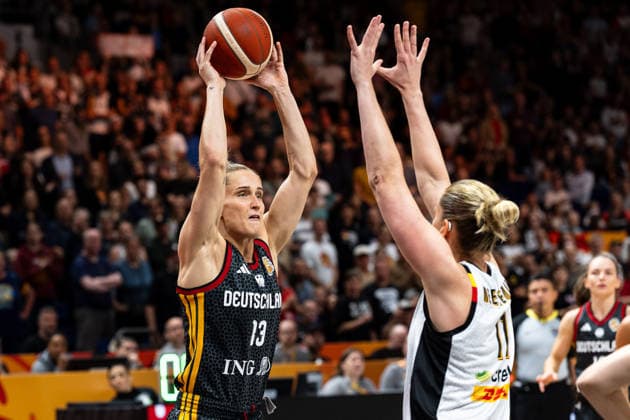 Leonie Fiebich (Germany), 13, on the ball; Emma Meesseman (Belgium), 11; GER, Belgium vs. Germany, Basketball, FIBA Women’s World Cup 2026, Quarterfinals, September 10, 2026, GER, Belgium vs. Germany, Basketball, 2026 FIBA Women’s World Cup, Quarterfinals, September 10, 2026, Berlin Copyright: xEibner-Pressefoto MaxxVincenx EP_MVN