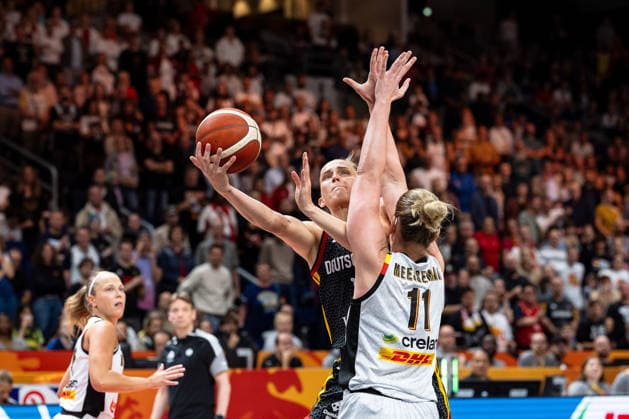Leonie Fiebich (Germany), 13, making a layup; Emma Meesseman (Belgium), 11; GER, Belgium vs. Germany, Basketball, 2026 FIBA Women s World Cup, Quarterfinals, September 10, 2026, GER, Belgium vs. Germany, Basketball, 2026 FIBA Women’s World Cup, Quarterfinals, September 10, 2026, Berlin Copyright: xEibner-Pressefoto MaxxVincenx EP_MVN
