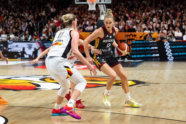 Leonie Fiebich (Germany), No. 13, dribbling; Emma Meesseman (Belgium), No. 11; GER, Belgium vs. Germany, basketball, 2026 FIBA Women’s World Cup, Quarterfinals, September 10, 2026, GER, Belgium vs. Germany, Basketball, 2026 FIBA Women’s World Cup, Quarterfinals, September 10, 2026, Berlin Copyright: xEibner-Pressefoto MaxxVincenx EP_MVN