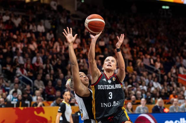 Alexandra Wilke (Germany), No. 03 taking a shot; Maxuella Lisowa Mbaka (Belgium), No. 31; GER, Belgium vs. Germany, Basketball, 2026 FIBA Women’s World Cup, Quarterfinals, September 10, 2026, GER, Belgium vs. Germany, Basketball, 2026 FIBA Women’s World Cup, Quarterfinals, September 10, 2026, Berlin Copyright: xEibner-Pressefoto MaxxVincenx EP_MVN