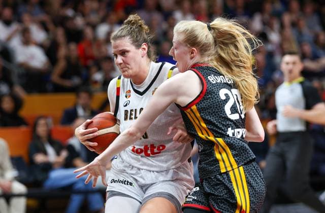 Belgium s Kyara Linskens and 21 Germany s Guelich fight for the ball during a basketball game between Germany and Belgium national team, Nationalteam Belgian Cats, a quarter final game at the FIBA Women s Basketball World Cup, on Thursday 10 September 2026, in Berlin, Germany. The FIBA Women s Basketball World Cup takes place in Berlin from 4 to 13 September 2026. VIRGINIExLEFOUR  x185868115x
