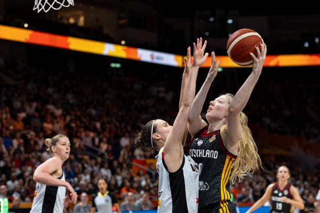 Frieda Buehner (Germany), 20, on a layup; Antonia Delaere (Belgium), 06; GER, Belgium vs. Germany, Basketball, 2026 FIBA Women’s World Cup, Quarterfinals, September 10, 2026, GER, Belgium vs. Germany, basketball, 2026 FIBA Women’s World Cup, Quarterfinals, September 10, 2026, Berlin Copyright: xEibner-Pressefoto MaxxVincenx EP_MVN