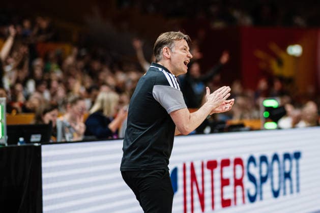 FIBA Women’s Basketball World Cup 2026: Belgium vs. Germany, September 10, 2026. Olaf Lange, Germany’s coach, cheers and encourages his team. Basketball, FIBA Women’s Basketball World Cup 2026, Final Phase, Quarterfinals: Belgium vs. Germany on September 10, 2026, at the Uber Arena, Berlin Copyright: xBEAUTIFULxSPORTS Tonhäuserx