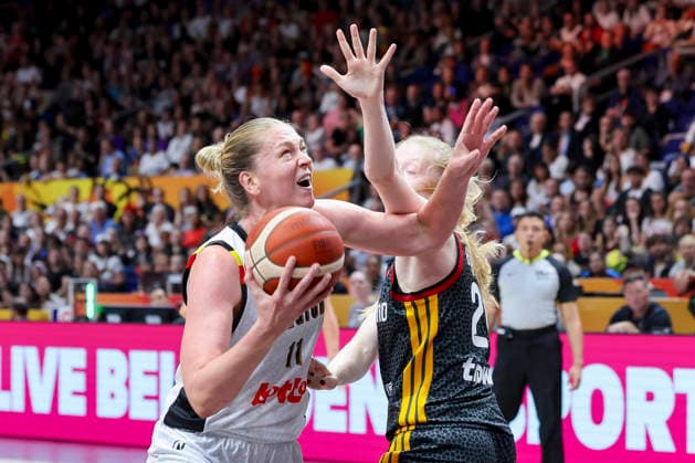 Emma Meesseman of Belgium and Frieda Buhner of Germany battle for the ball during the FIBA Women s Basketball World Cup Germany 2026 quarterfinal match between Belgium and Germany at the Berlin Arena on September 10, 2026, in Berlin, Germany. Photo by Marco Steinbrenner, DeFodi Images