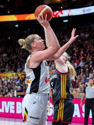 Emma Meesseman of Belgium and Frieda Buhner of Germany battle for the ball during the FIBA Women s Basketball World Cup Germany 2026 quarterfinal match between Belgium and Germany at the Berlin Arena on September 10, 2026, in Berlin, Germany. Photo by Marco Steinbrenner, DeFodi Images