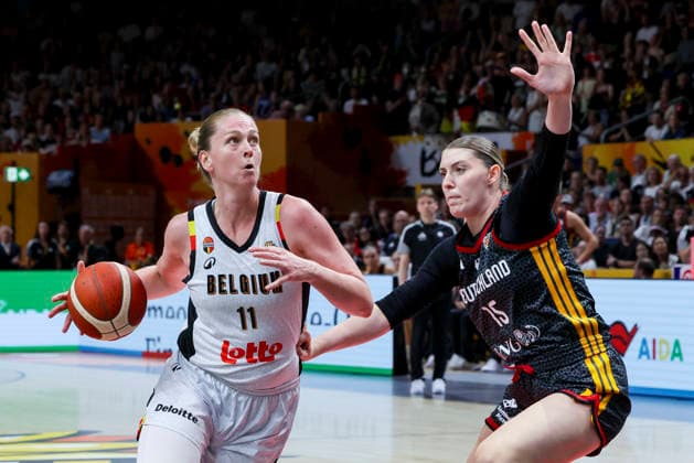 Emma Meesseman of Belgium and Luisa Geiselsoder of Germany battle for the ball during the FIBA Women s Basketball World Cup Germany 2026 quarterfinal match between Belgium and Germany at the Berlin Arena on September 10, 2026, in Berlin, Germany. Photo by Marco Steinbrenner, DeFodi Images