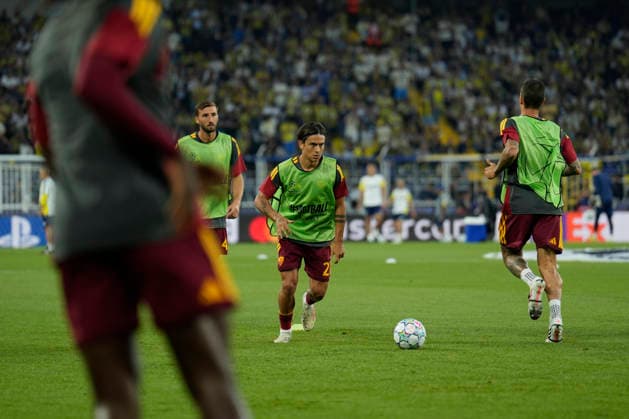 September 10, 2026, Kadikoy, Istanbul, Turkey: Paulo Dybala (C) of AS Roma warms up before the UEFA Champions League - League Phase, Matchday 1 - football match between Fenerbahce and AS Roma at Sukru Saracoglu Stadium in Istanbul, Turkey, on September 10, 2026. Kadikoy Turkey - ZUMAu194 20260910_zip_u194_008 Copyright: xTolgaxUluturkx