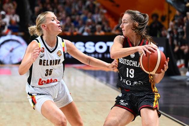 Belgium v Germany - FIBA Women s Basketball World Cup 2026 Quarter-Final BERLIN, GERMANY - SEPTEMBER 10 : Vanloo Julie guard of Belgium and Daub Britta point guard of Germany during the FIBA Women s Basketball World Cup quarter final match between Belgium and Germany in Berlin on September 10, 2026 in Berlin, Germany, 10 09 2026 Berlin Germany  Copyright: xVincentxKalutx