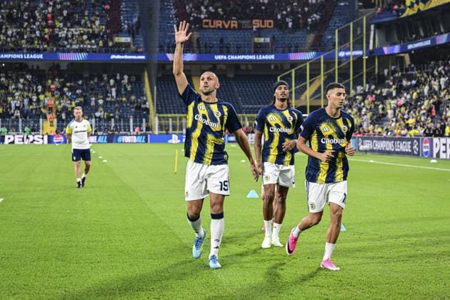 Fenerbahce v AS Roma - UEFA Champions League ISTANBUL, TURKIYE - SEPTEMBER 10: Vedat Muric (19) of Fenerbahce greets fans ahead of the UEFA Champions League match between Fenerbahce and AS Roma at Chobani Stadium in Istanbul, Turkiye on September 10, 2026. Agit Erdi Ulukaya Anadolu Istanbul Turkey. Editorial use only. Please get in touch for any other usage.  Copyright: x2026xAnadoluxAgitxErdixUlukayax