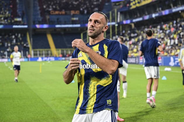 Fenerbahce v AS Roma - UEFA Champions League ISTANBUL, TURKIYE - SEPTEMBER 10: Vedat Muric (19) of Fenerbahce greets fans ahead of the UEFA Champions League match between Fenerbahce and AS Roma at Chobani Stadium in Istanbul, Turkiye on September 10, 2026. Agit Erdi Ulukaya Anadolu Istanbul Turkey. Editorial use only. Please get in touch for any other usage.  Copyright: x2026xAnadoluxAgitxErdixUlukayax