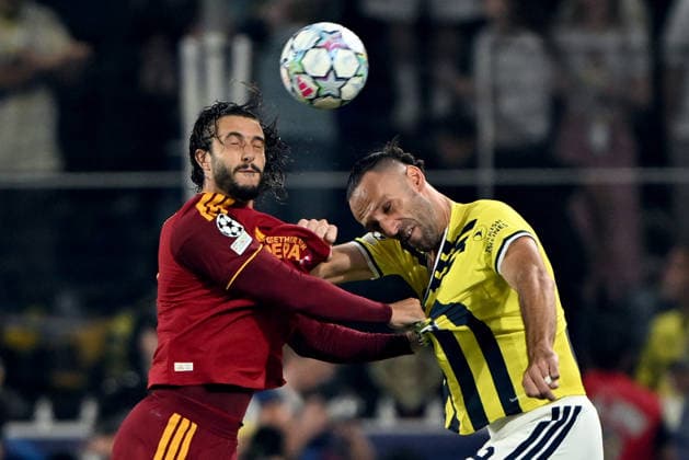 Fenerbahce v AS Roma - UEFA Champions League ISTANBUL, TURKIYE - SEPTEMBER 10: Vedat Muric (R) of Fenerbahce in action against Mario Hermoso (L) of AS Roma during the UEFA Champions League match between Fenerbahce and AS Roma at Chobani Stadium in Istanbul, Turkiye on September 10, 2026. Serhat Cagdas Anadolu Istanbul Turkey. Editorial use only. Please get in touch for any other usage.  Copyright: x2026xAnadoluxSerhatxCagdasx