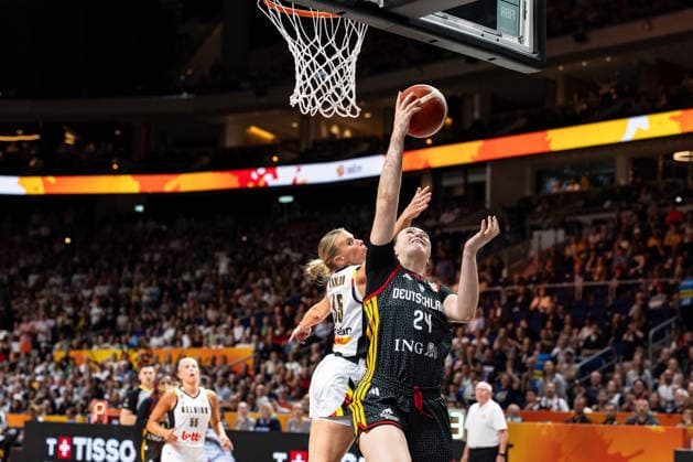 Lina Sontag (Germany), 24, on a layup; Julie Vanloo (Belgium), 35; GER, Belgium vs. Germany, Basketball, 2026 FIBA Women’s World Cup, Quarterfinals, September 10, 2026, Germany, Belgium vs. Germany, Basketball, 2026 FIBA Women’s World Cup, Quarterfinals, September 10, 2026, Berlin Copyright: xEibner-Pressefoto MaxxVincenx EP_MVN